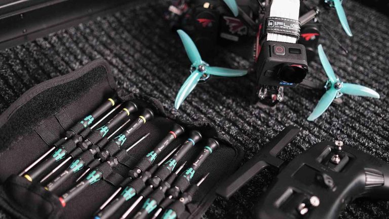 High-Speed FPV Drohnen Video für Automotive-Marketing.