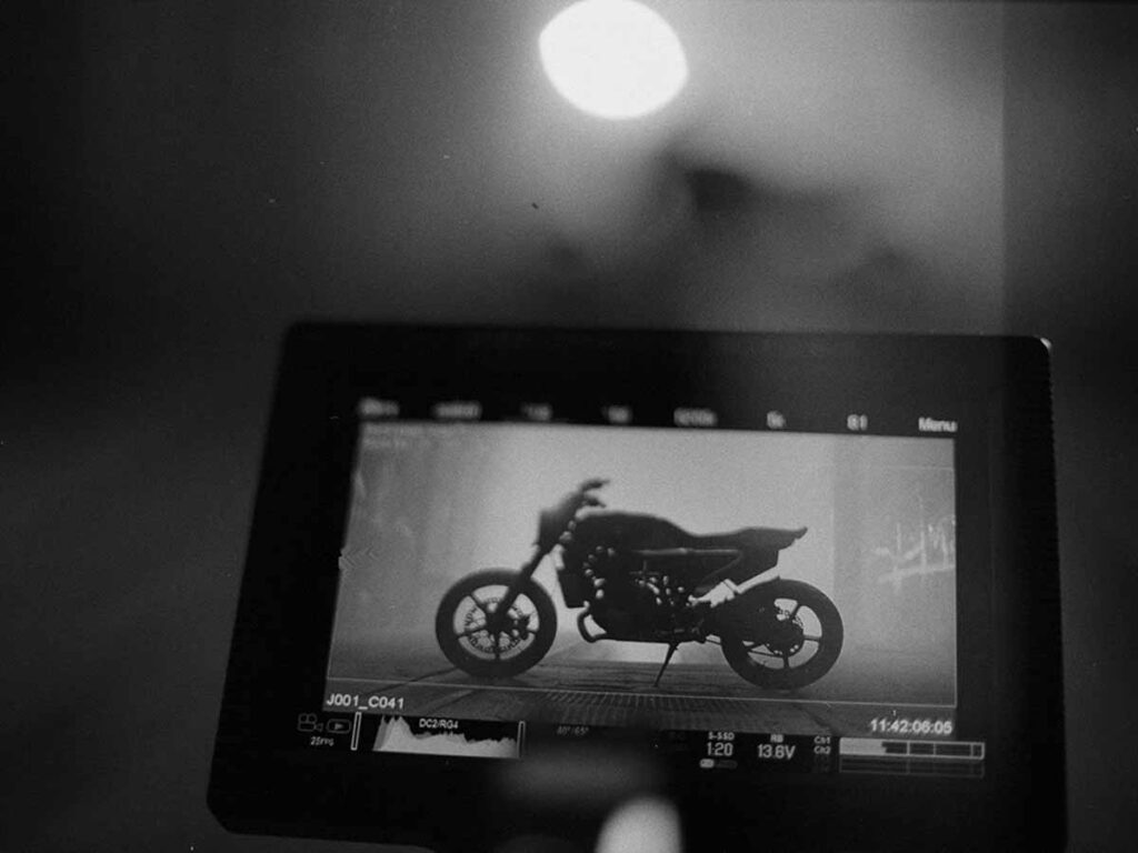 Strategischer Video-Content: Warum planlose Produktion dein Budget verbrennt.