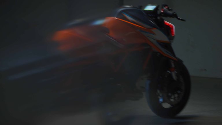 Motion-Blur-Effekt bei einem Motorrad-Shooting zur Steigerung der Aufmerksamkeit für Social Media Assets.